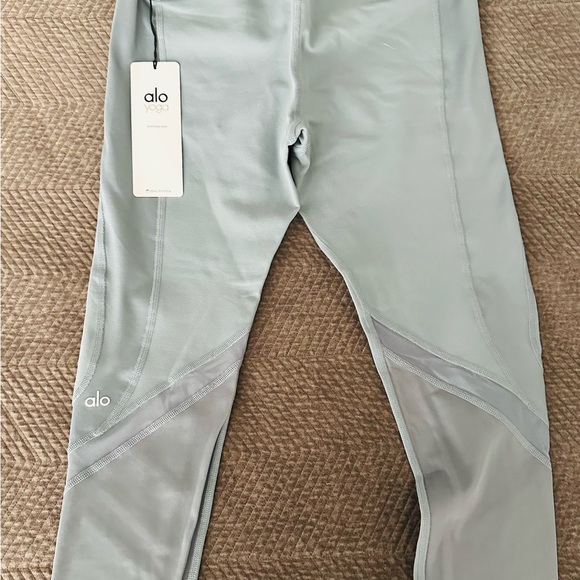 NWT Alo Elevate High Waisted Capri Leggings in Concrete, Size L - Picture 9 of 10